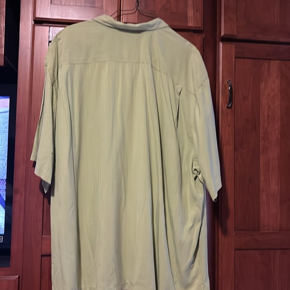 Tommy Bahama men’s button down casual short sleeve shirt.  Light green. - Picture 3 of 3